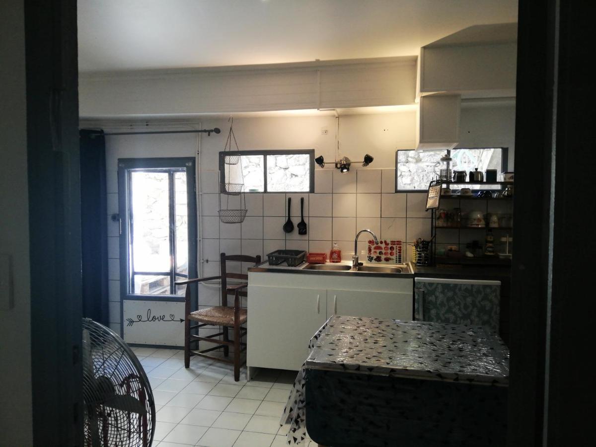 Charmant Appartement En Centre-Ville Medieval Gigean Экстерьер фото